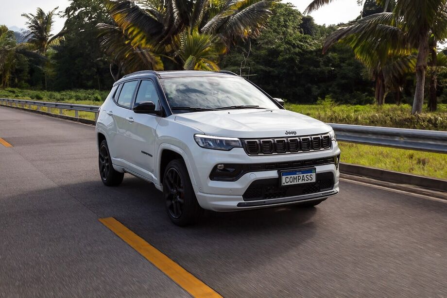 Jeep Compass ultrapassa 500 mil unidades vendidas no Brasil e se mantém líder absoluto entre SUVs médios.