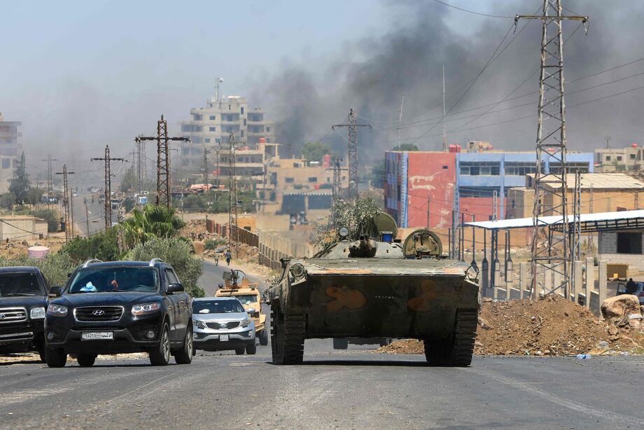 Imagem desta terça-feira, 15, mostra um tanque do Exército sírio na cidade de Sweida após combates entre drusos e beduínos. Envios das tropas provocou ataques de Israel, que busca manter militares sírios afastados da fronteira israelense