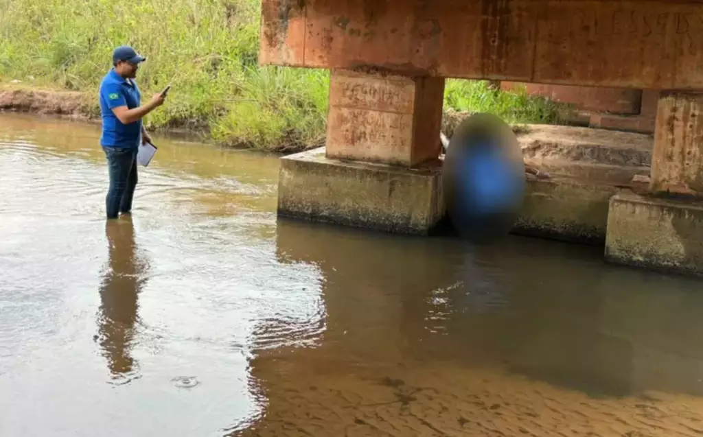 Corpo da vítima entre as vigas de concreto da ponte