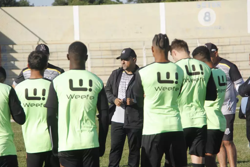 O técnico Raphael Pereira, durante treino do Galo