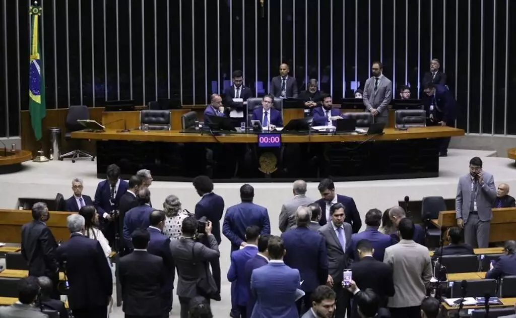 Votação começou já na madrugada; contrários à flexiblização até tentaram adiar votação