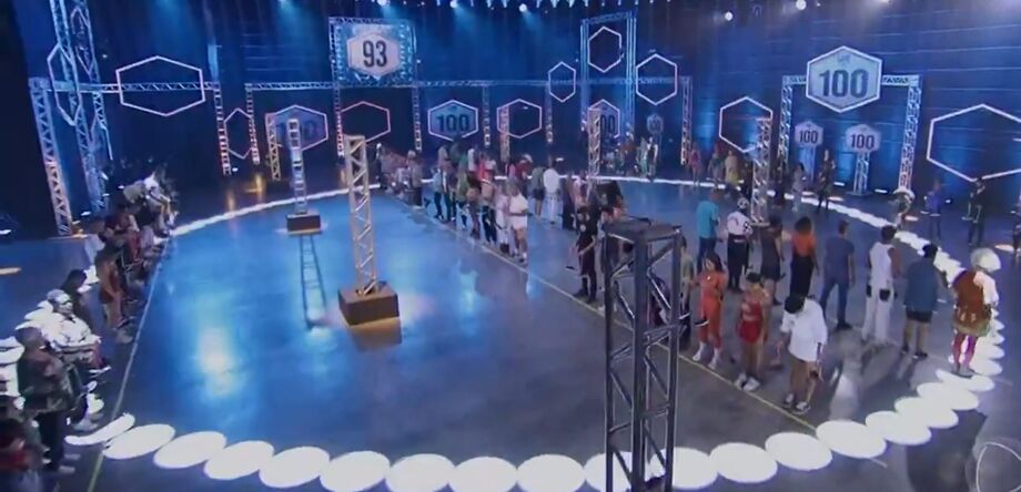 Participantes do 'Game dos 100' durante programa de estreia; 10 foram eliminados