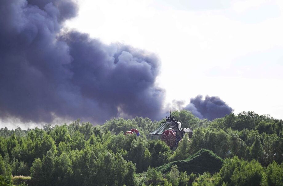 Fumaça causada por um incêndio se espalha sobre o local do festival de música eletrônica Tomorrowland em Boom, no norte da Bélgica, em 16 de julho de 2025.