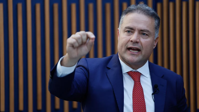 Renan Filho afirma que família Bolsonaro segue para extrema-direita