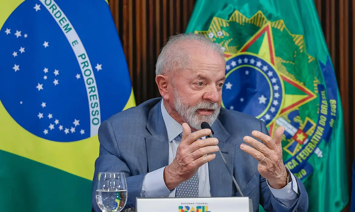 O presidente Lula participa, nesta segunda-feira (21), no Chile, de uma reunião de alto nível sobre a defesa da democracia