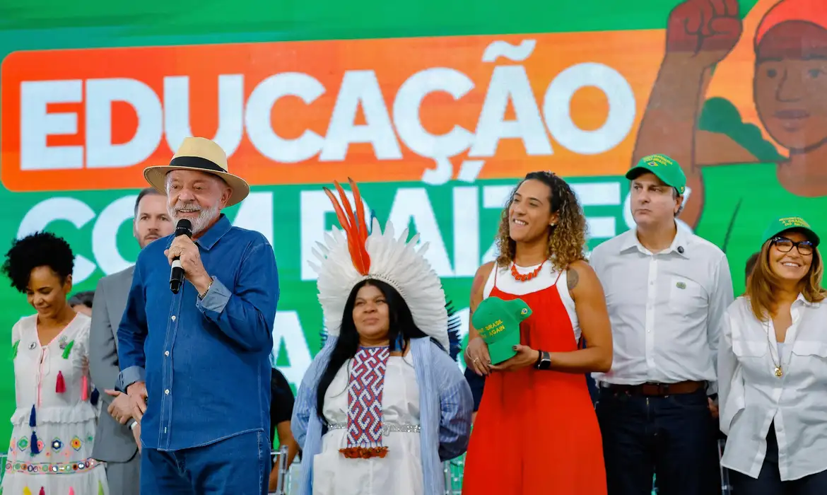 Lula afirma que Brasil está pronto para negociar com EUA, mas Trump se recusa a conversar