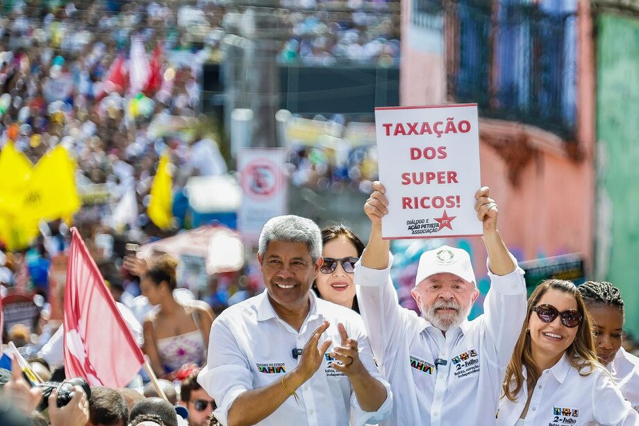 Presidente exibiu o cartaz durante a celebração da Independência da Bahia, comemorada em 2 de julho, em Salvador (BA).