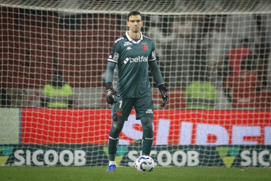 Goleiro Léo Jardim, do Vasco, foi expulso em partida contra o Internacional, pelo Brasileirão.