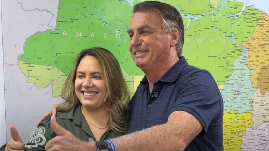 Vereadora Ana Portela ao lado de Jair Bolsonaro; ela foi a única candidata oficialmente apoiada pelo ex-presidente em Campo Grande