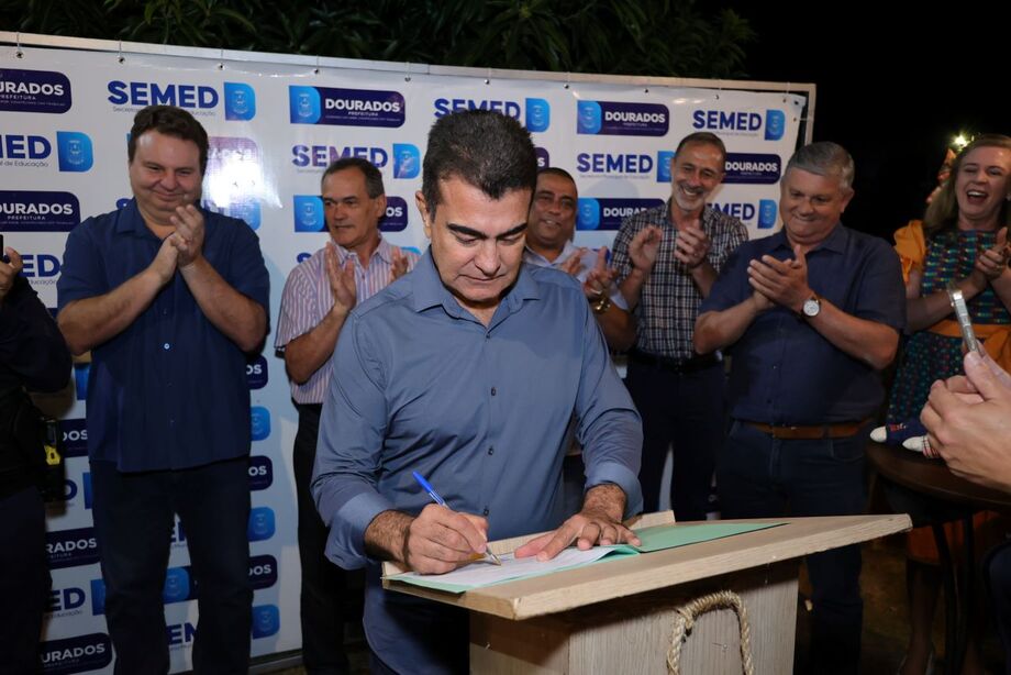 Prefeito Marçal Filho assinando a ordem de serviço das obras de reforma da Escola Avani Cargnelutti Fehlauer