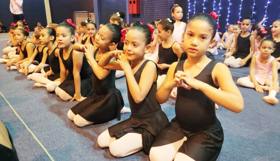 Neste sábado (12), o Dia da Família celebra a arte e o apoio das famílias em Campo Grande. Apresentação de ballet e entrega de kits para as alunas.