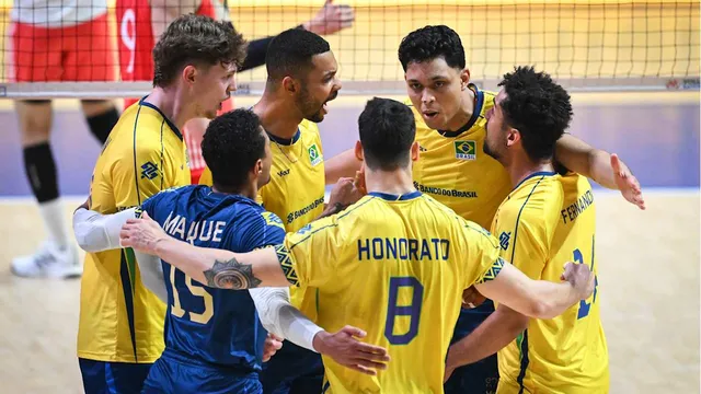 Jogadores do Brasil comemoram ponto em partida contra a China, pela VNL