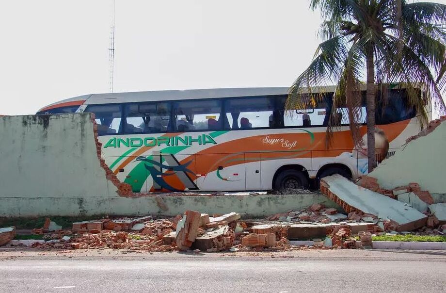 Um ônibus da Viação Andorinha deslizou sozinho e derrubou cerca de três metros do muro da empresa na tarde de quinta-feira (17), em Campo Grande, Mato Grosso do Sul.