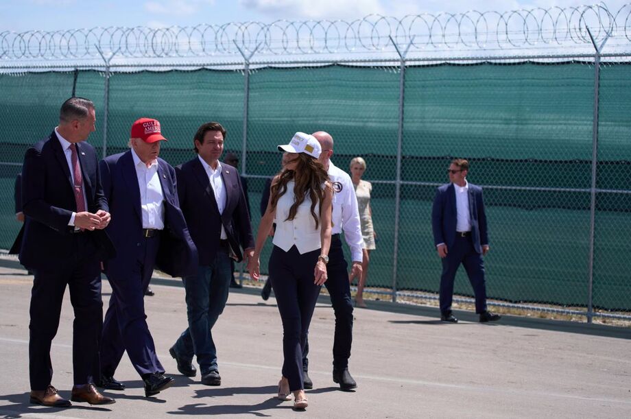 Imagem mostra o presidente dos EUA, Donald Trump, em uma visita nesta terça-feira, 1.º, a Alcatraz de Jacarés, um novo centro de detenção para imigrantes na Flórida. Trump disse que local pode ser 'modelo' para próximos centros