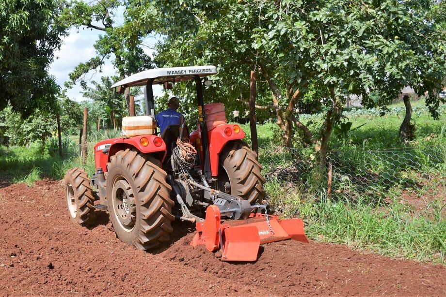 Produtores de Campo Grande podem se cadastrar na SEMADES para acessar serviços como adubo orgânico, patrulhas mecanizadas e apoio técnico.