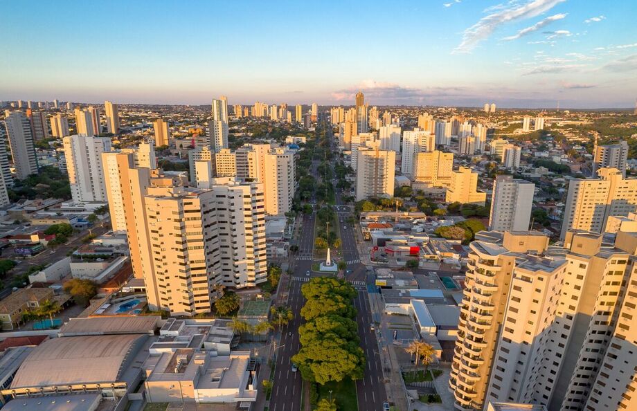 Vista aérea da Avenida Afonso Pena, principal corredor urbano de Campo Grande, onde os investimentos previstos pela nova fase da reforma administrativa devem impactar diretamente a infraestrutura da cidade.