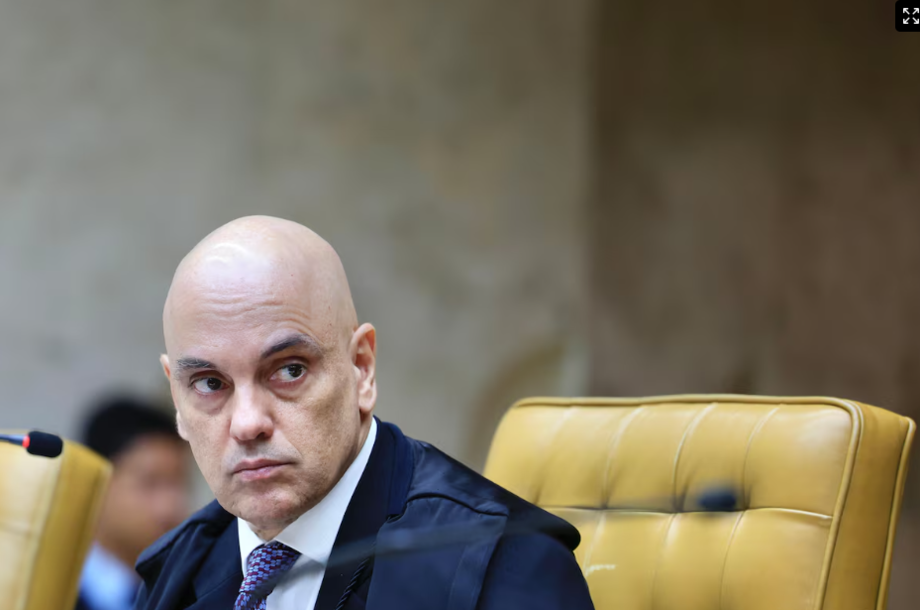Ministro do STF Alexandre de Moraes manda anexar postagens do deputado Eduardo Bolsonaro ao inquérito que o investiga.
