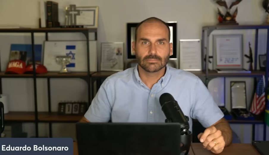 Eduardo Bolsonaro está nos Estados Unidos, onde atua junto à administração Trump para sanções contra o Brasil e
