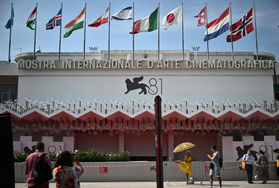 Pessoas em frente ao Palazzo del Cinema em 27 de agosto de 2024, na véspera da cerimônia de abertura do 81º Festival de Cinema de Veneza, no Lido de Veneza.