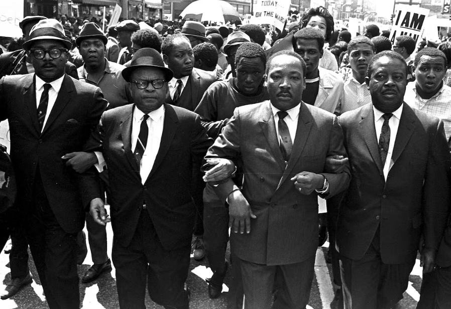 Martin Luther King Jr. (no centro) foi assassinado em 4 de abril de 1968, em Memphis, no Tennessee.