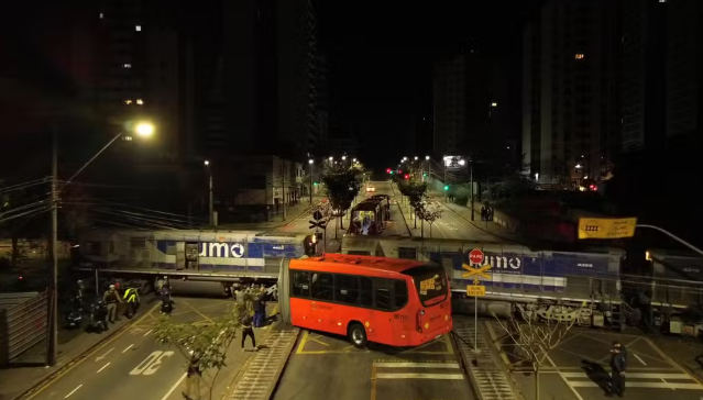 Ônibus biarticulado parte ao meio após colisão com trem em Curitiba