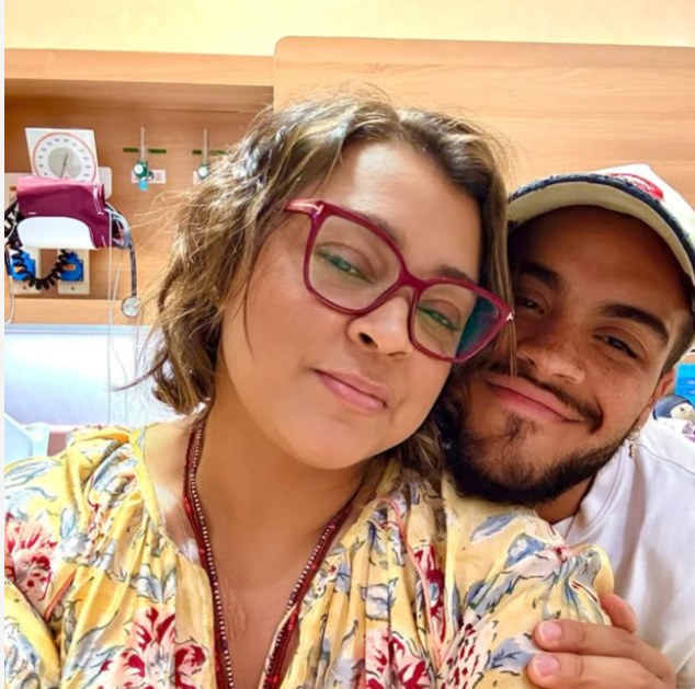 Preta Gil e seu filho, Francisco Gil. Ele, que também é cantor, se declarou nas redes sociais após a morte da mãe que ocorreu no último domingo, 20