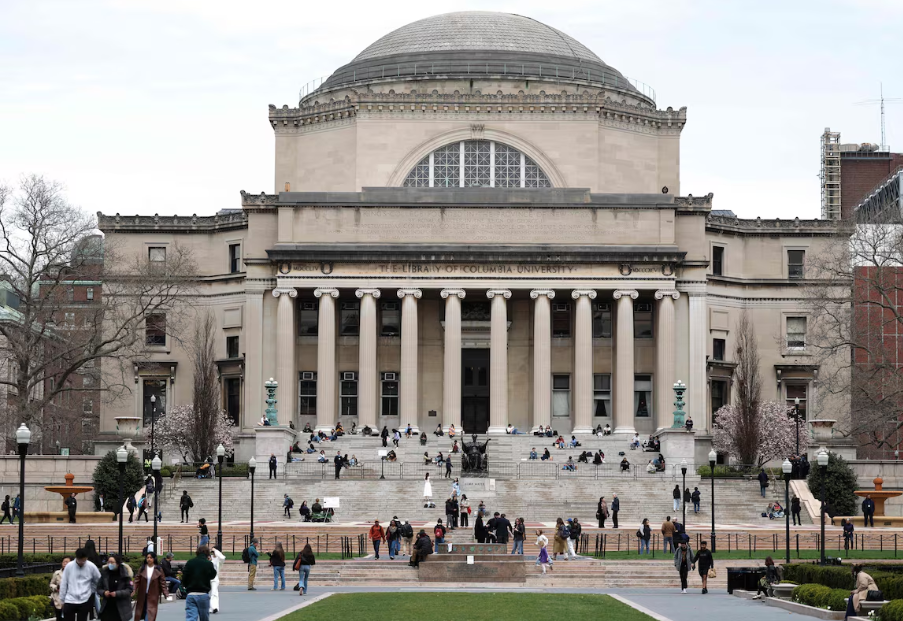 Alunos no campus da Universidade de Columbia, na cidade de Nova York