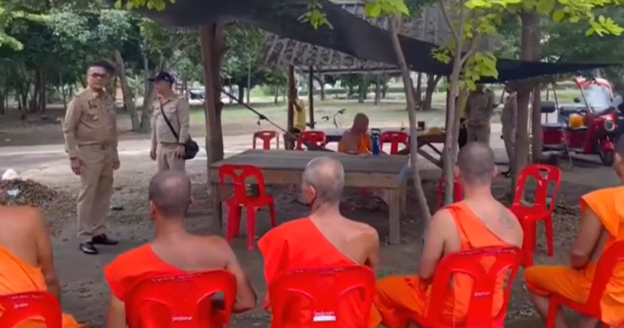 Trinta policiais participaram da ação, que revelou que um terço dos clérigos testaram positivo para metanfetamina durante o Retiro das Chuvas anual, uma prática tradicional do budismo.