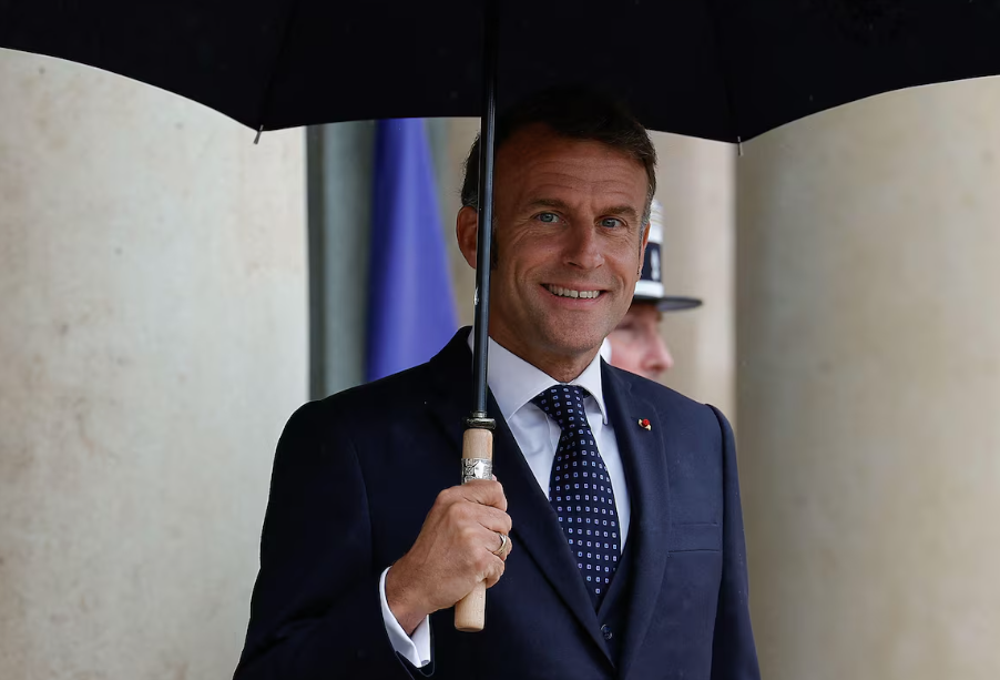 O presidente da França, Emmanuel Macron, durante encontro com o premiê do Líbano no Palácio do Eliseu em Paris