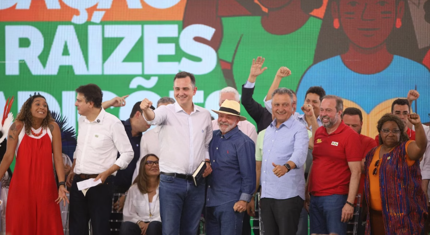Em evento com Lula em Minas Novas, Rodrigo Pacheco defendeu o STF e disse que o Brasil é dos brasileiros