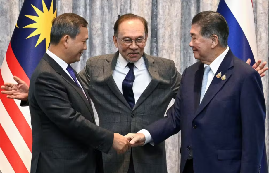 O primeiro-ministro da Malásia, Anwar Ibrahim, reage enquanto o primeiro-ministro do Camboja, Hun Manet, e o primeiro-ministro interino da Tailândia, Phumtham Wechayachai, apertam as mãos