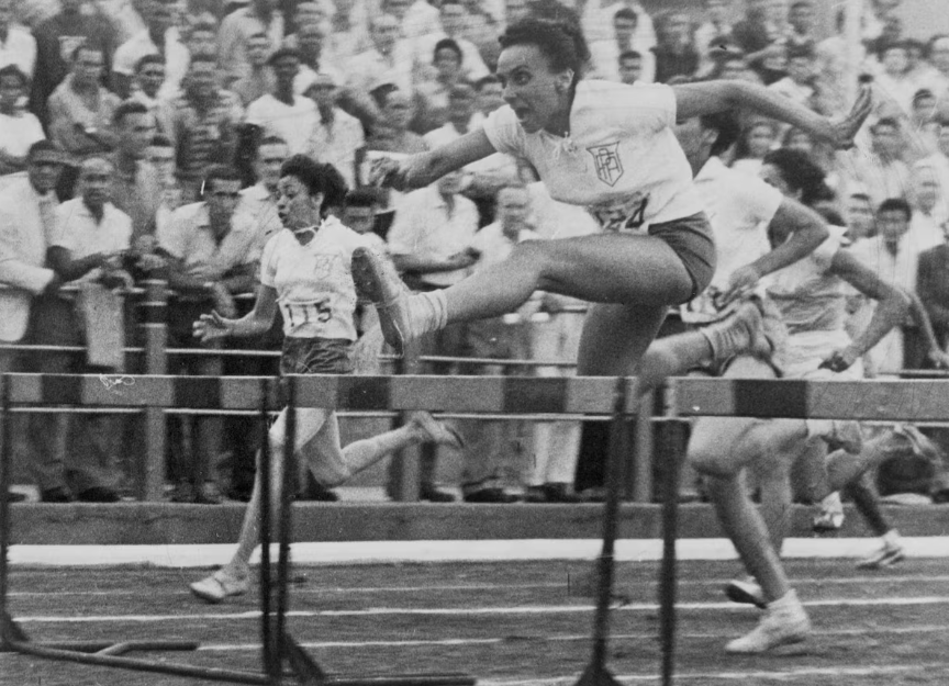 Atleta brasileira Wanda dos Santos salta, durante prova de atletismo em São Paulo, SP, 02/5/1961.