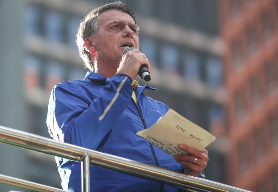 Bolsonaro participou de ato na Avenida Paulista em 29 de junho mesmo sob crise de vômitos.