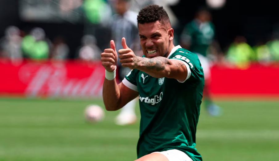 Paulinho comemora gol do Palmeiras no Mundial de Clubees.