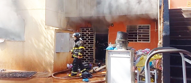 Bombeiros controlaram incêndio em apartamento de Três Lagoas após curto-circuito causado por extensão ligada a carregador de celular