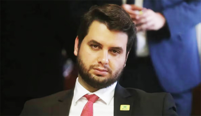 Filipe Martins, ex-assessor de Bolsonaro, é acusado de integrar núcleo de articulação golpista após o segundo turno de 2022