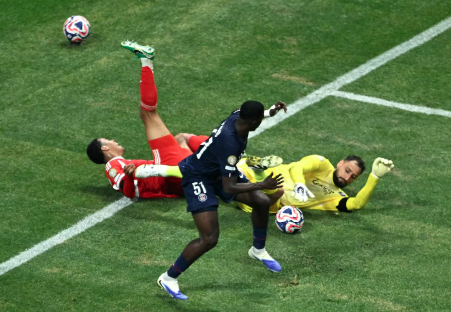 Musiala (esq.) se machucou gravemente após dividida com o goleiro Donnarumma.