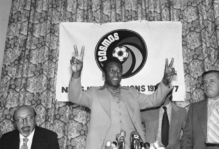 Pelé jogou pelo New York Cosmos, nos Estados Unidos, antes de encerrar a carreira.
