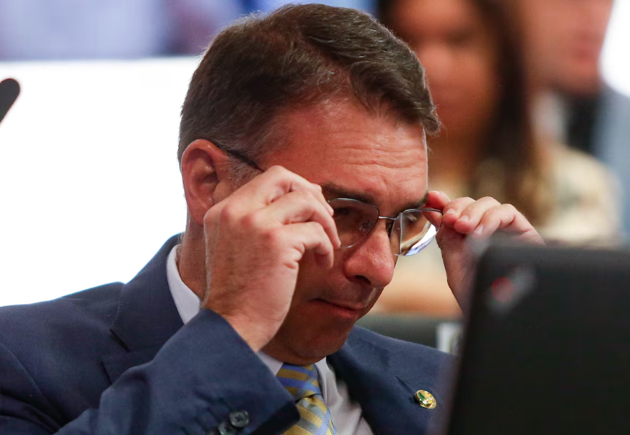 Senador nega que seus aliados comemorem as sanções.