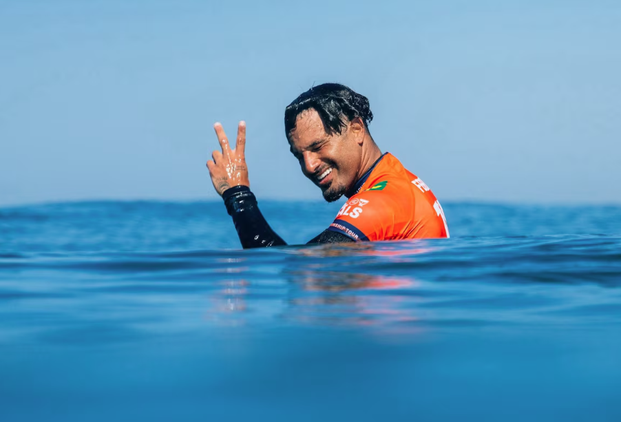 Italo Ferreira avançou às oitavas de final na etapa de Jeffreys Bay, na África do Sul.