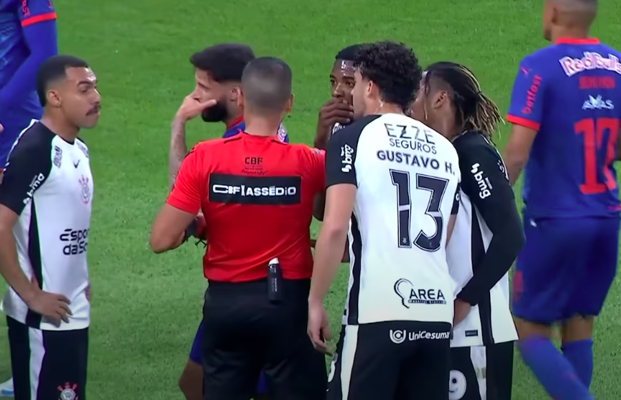 Jogadores do Corinthians contestaram decisão do árbitro Bruno Arleu de Araújo em marcar pênalti para o Bragantino.