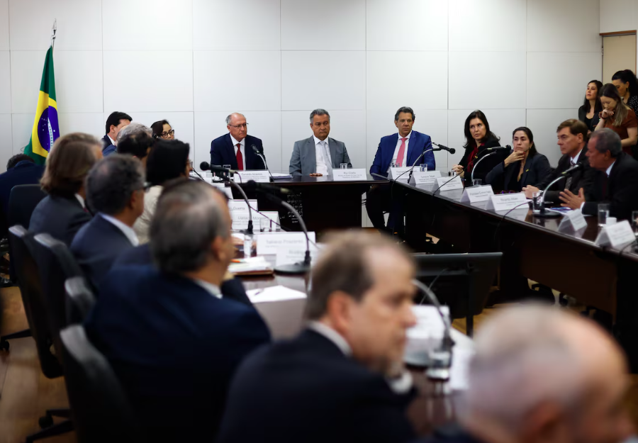 Comitê do governo discute tarifas de Trump com empresários.