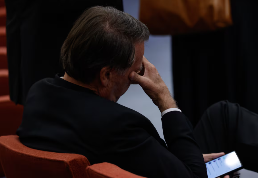 O ex-presidente da República Jair Messias Bolsonaro foi alvo de busca e apreensão pela PF e deverá usar tornozeleira eletrônica.