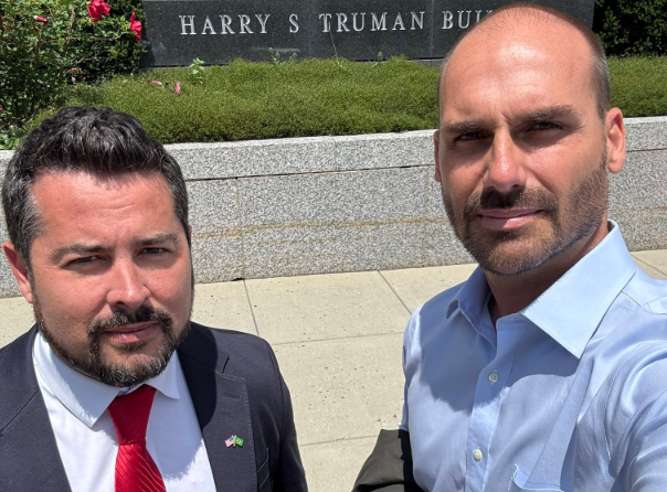 O deputado federal licenciado Eduardo Bolsonaro (PL-SP) e o chefe dos embaixadores dos Estados Unidos