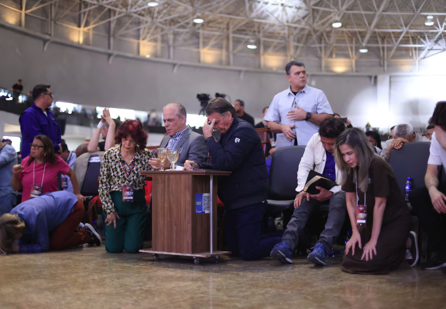 Jair Bolsonaro em culto na Igreja Catedral da Benção, em Taguatinga (DF).