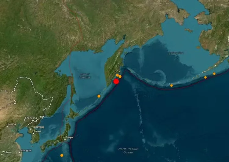 As autoridades japonesas advertiram para o risco de um tsunami de um metro atingir o litoral do país