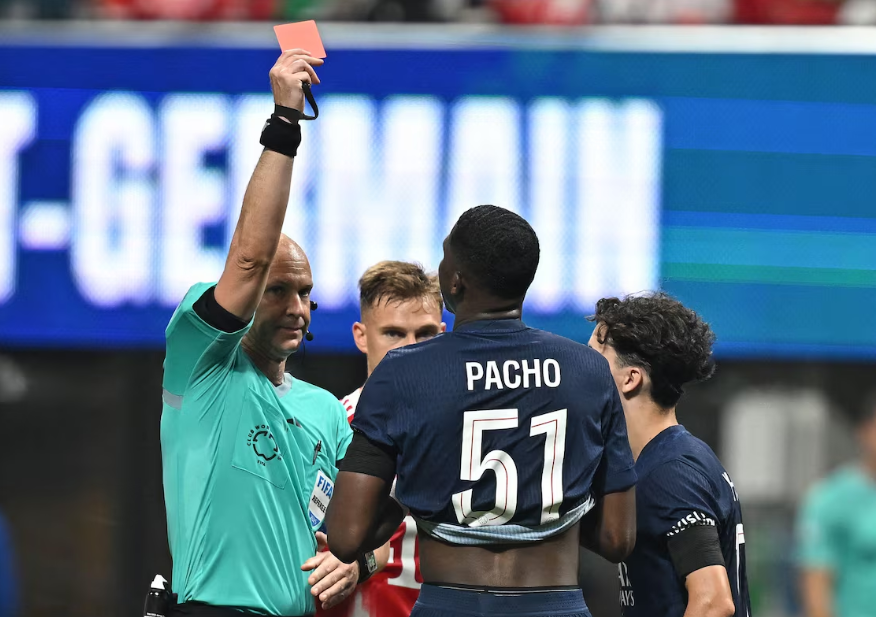 Pacho recebeu dois jogos de suspensão pelo cartão vermelho no duelo contra o Bayern.