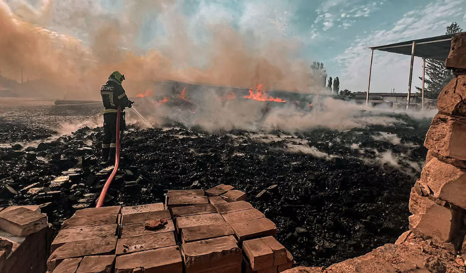 Bombeiro ucraniano apaga incêndio após um ataque russo com drone na região de Kiev, em meio à invasão russa da Ucrânia: a Rússia bombardeou a Ucrânia com seu maior ataque de mísseis e drones em mais de três anos de guerra