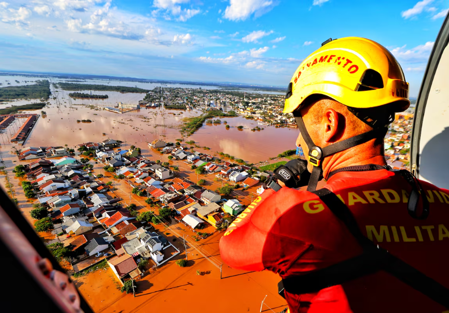 RS, BRASIL- 5.5.2024 - Operação de resgate com o helicóptero do Corpo de Bombeiros na Região Metropolitana, durante as enchentes no Rio Grande do Sul (FOTOS: LAURO ALVES/SECOM) Foto: LAURO ALVES/SECOM