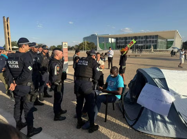 Deputado Helio Lopes quis acampar na Praça dos Três Poders